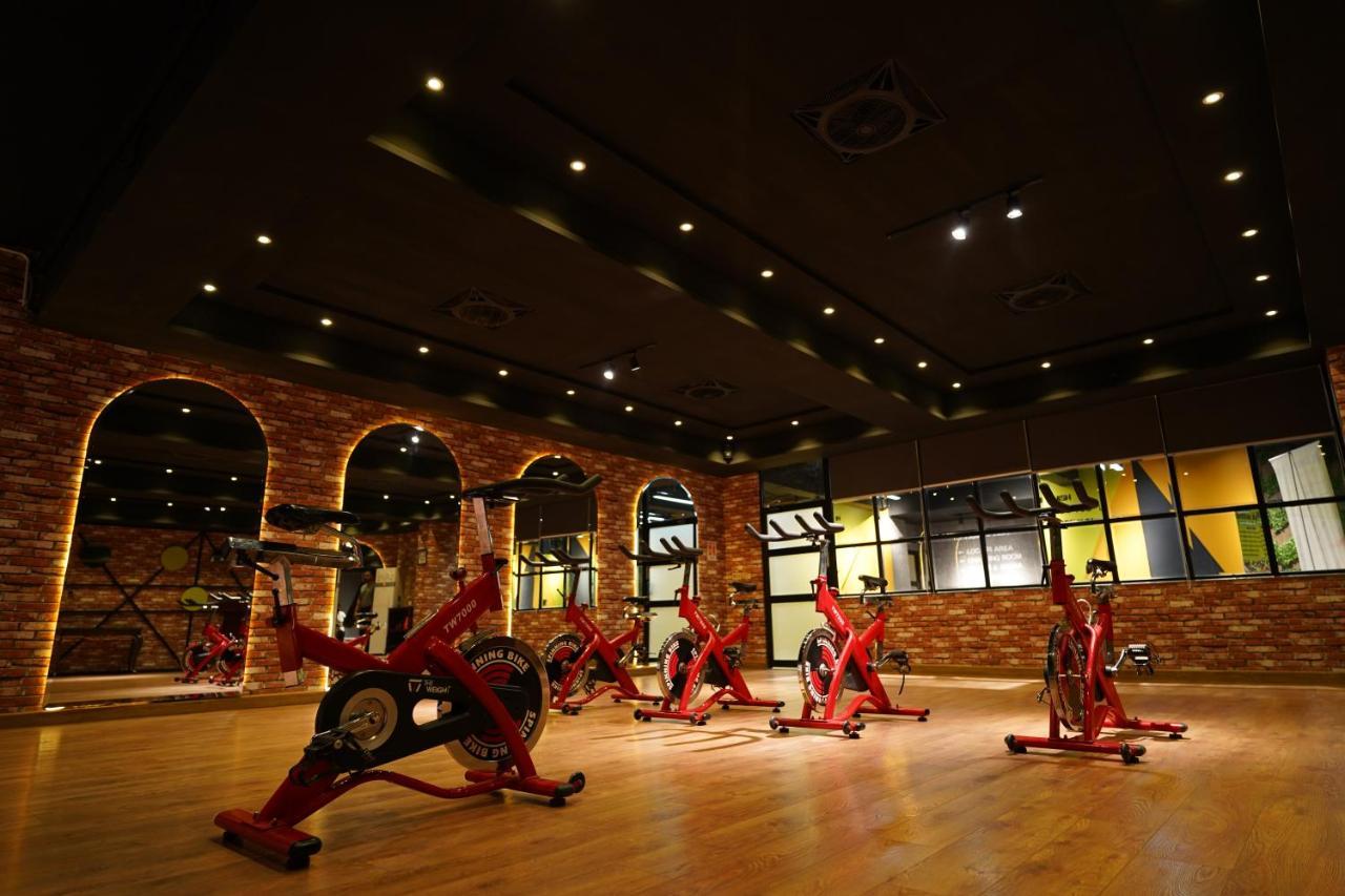 Oxygym Club Hotel & Suites ファイサラーバード エクステリア 写真