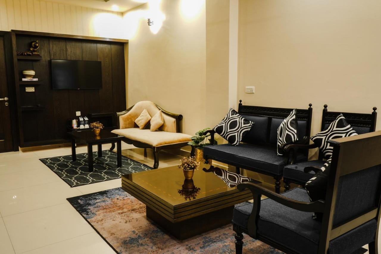 Oxygym Club Hotel & Suites ファイサラーバード エクステリア 写真