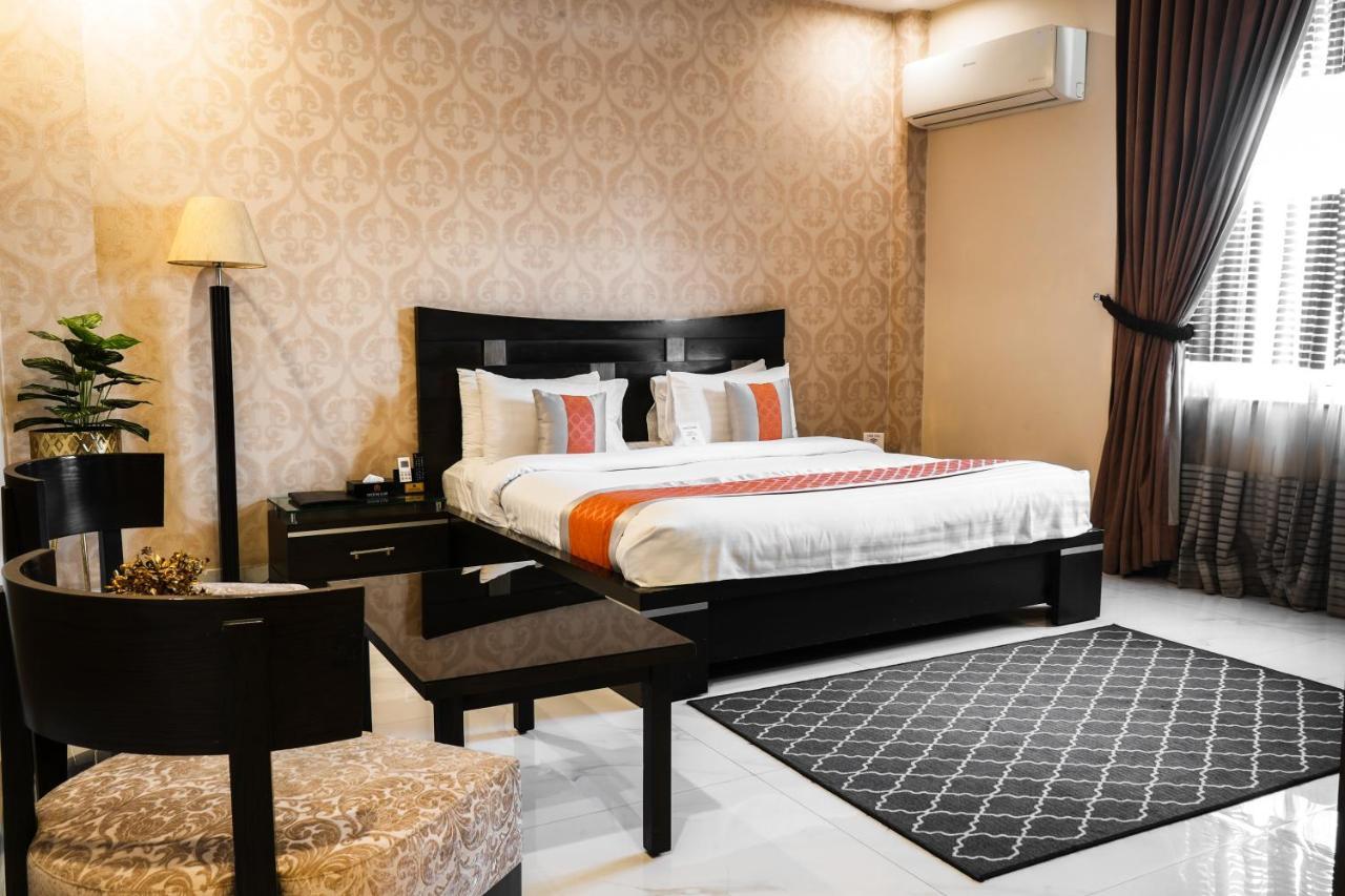 Oxygym Club Hotel & Suites ファイサラーバード エクステリア 写真