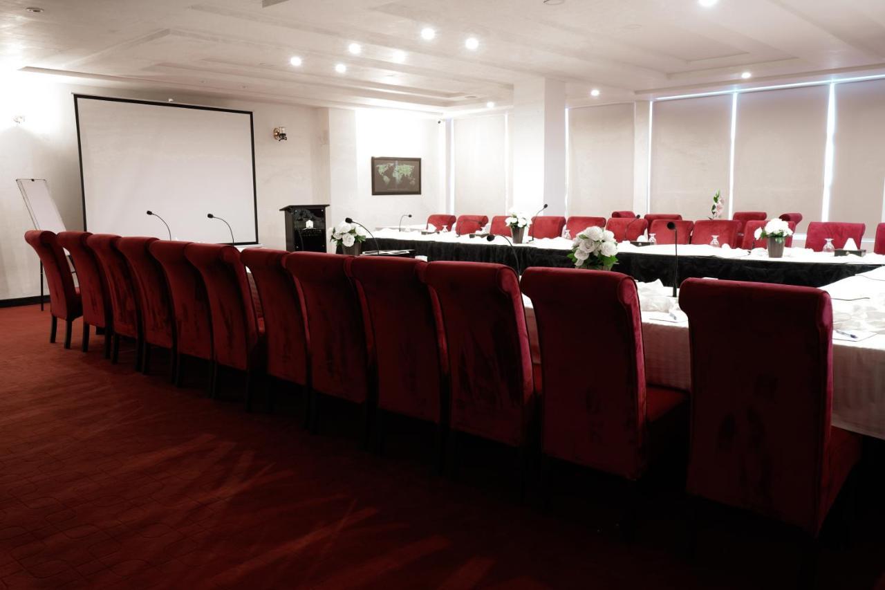 Oxygym Club Hotel & Suites ファイサラーバード エクステリア 写真