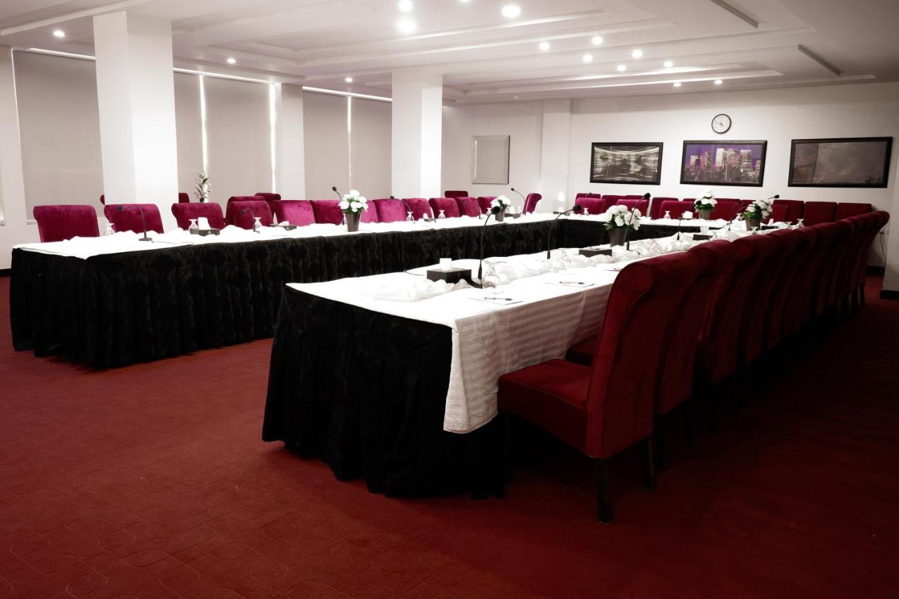 Oxygym Club Hotel & Suites ファイサラーバード エクステリア 写真